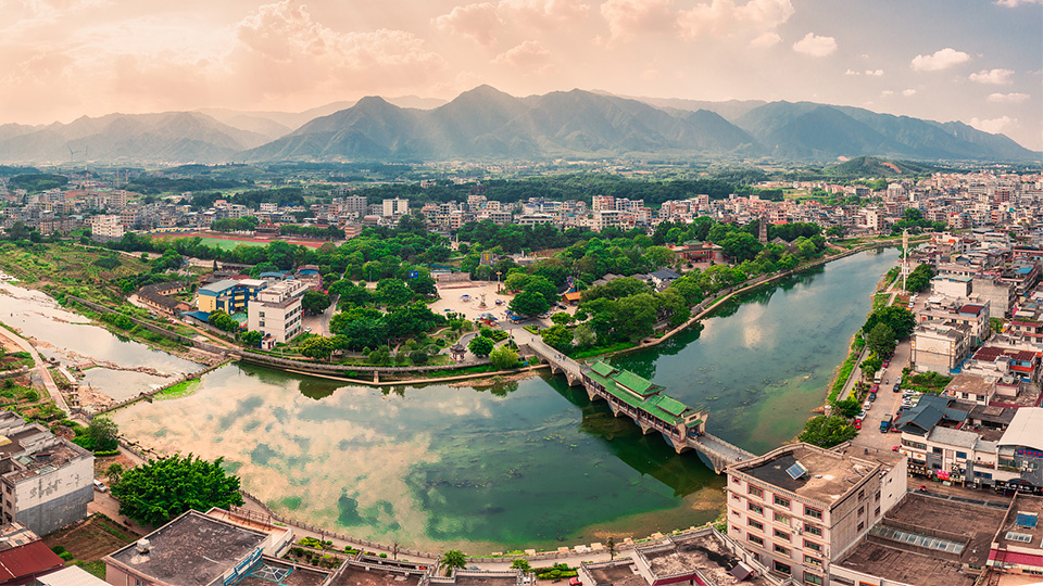A scenic view of Hezhou Fuchuan Yaozu Fengyuqiaoqun