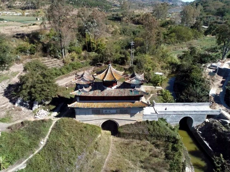 A scenic view of Honghe Huilan Qiaoge