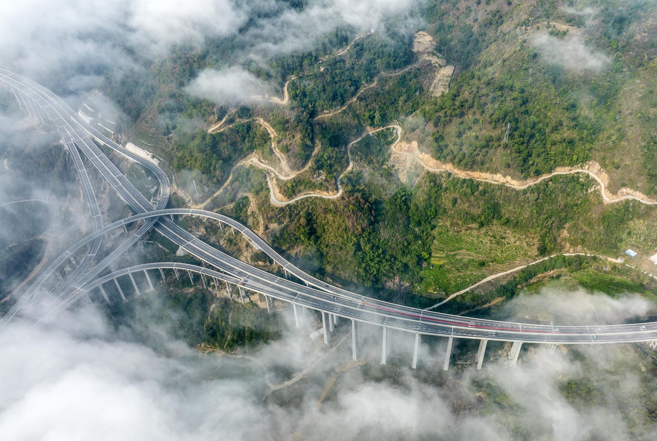 A scenic view of Honghe Huilan Qiaoge