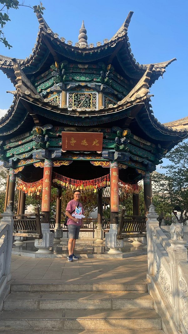 A scenic view of Honghe Zhilinsi Dadian