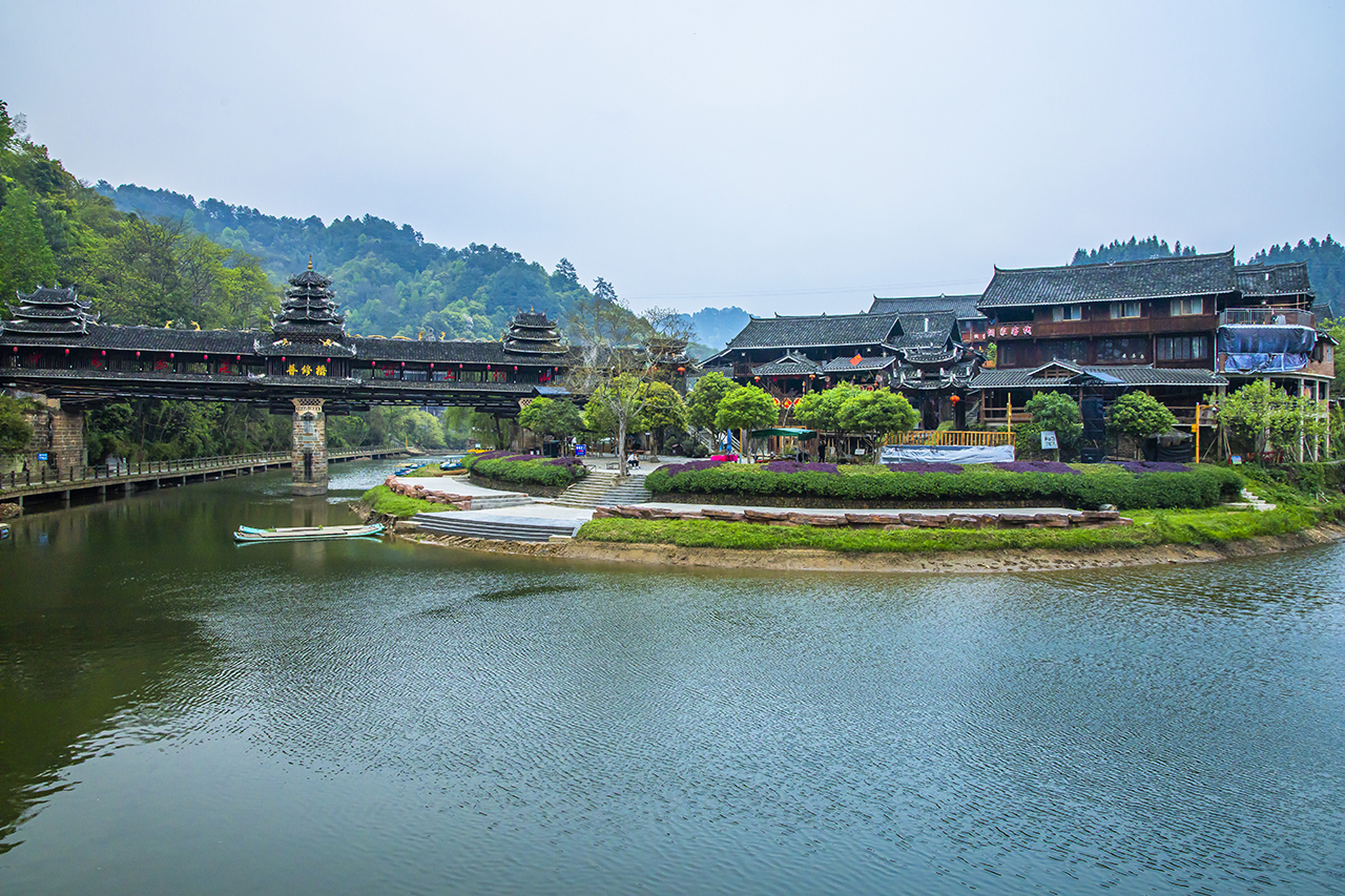 A scenic view of Huaihua Bingshuge Wenxingqiao