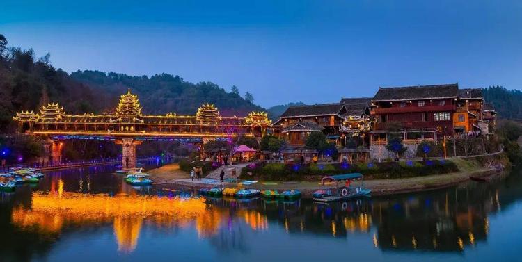 A scenic view of Huaihua Bingshuge Wenxingqiao