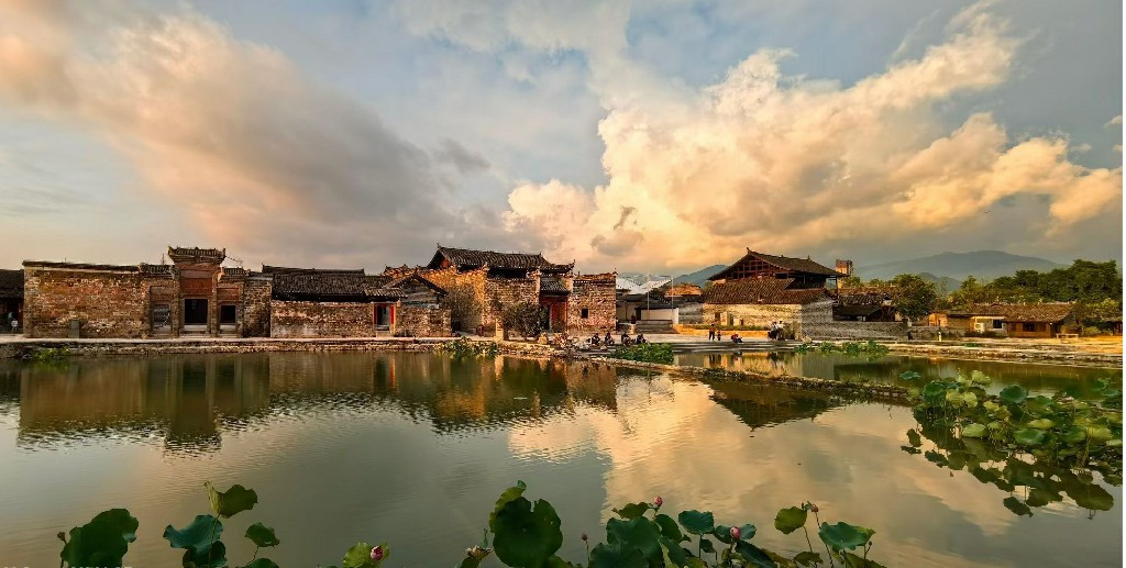 A scenic view of Huaihua Jingpingcun Gujianzhuqun