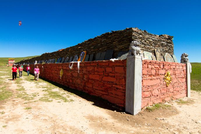 Journey Through Nature: The Allure of Huangnan Herisi Nangla Qianhuyuan in Qinghai