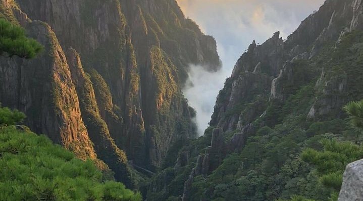 A scenic view of Huangshan Changqingsi Ta