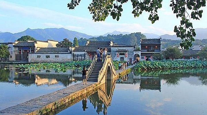 A scenic view of Huangshan Hongkeng Paifangqun Ji Hongshi Jiamiao