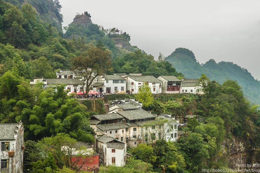A scenic view of Huangshan Xiuning Tongantang