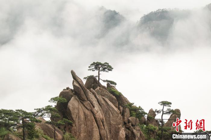A scenic view of Huangshan Xiuning Tongantang
