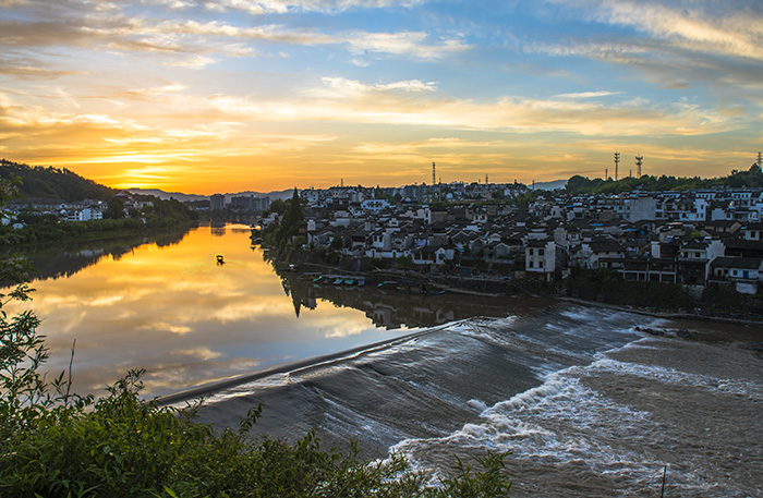 A scenic view of Huangshan Yuliangba