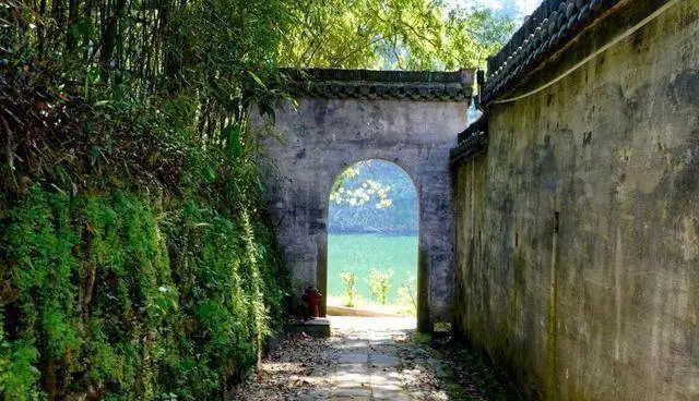 A scenic view of Huangshan Zhushan Shuyuan