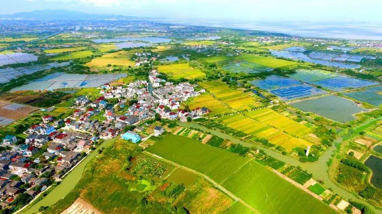 A scenic view of Huzhou Taihu Lougang