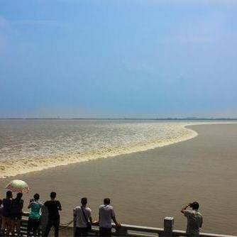 A scenic view of Jiaxing Qiantangjiang Haitang Haiyan Chihai Miaoduan He Hainingduan