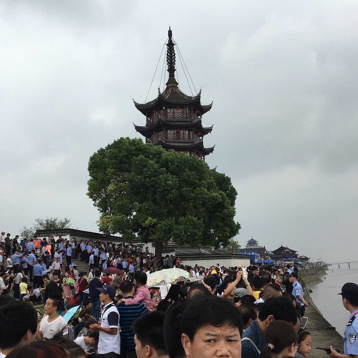 A scenic view of Jiaxing Qiantangjiang Haitang Haiyan Chihai Miaoduan He Hainingduan