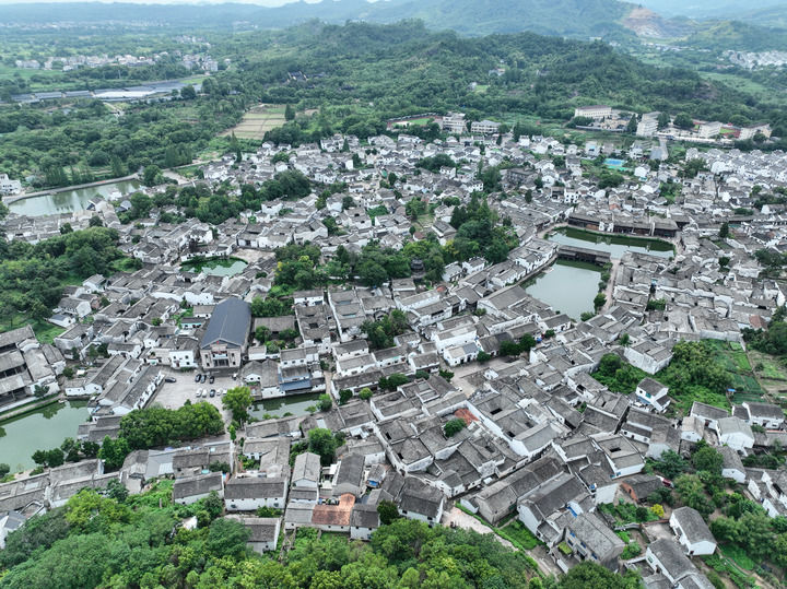 A scenic view of Jinhua Zhuge Changle Cunminju