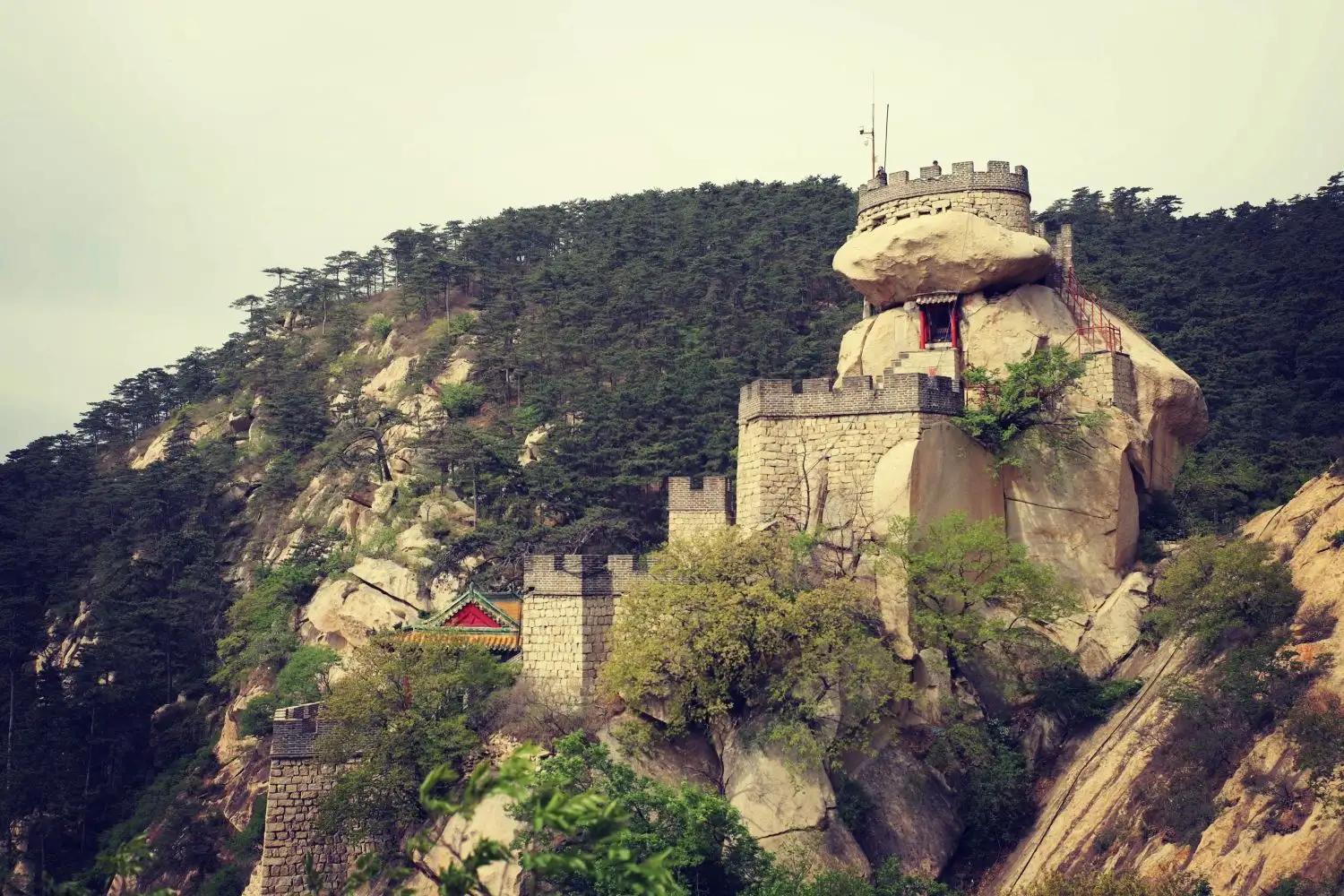 A scenic view of Jinzhou Yiwulushan Liaoling