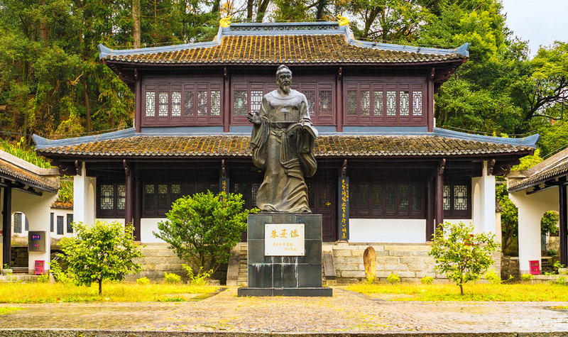 A scenic view of Jiujiang Bailu Shuyuan