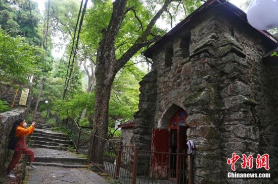 A scenic view of Jiujiang Lushan Huiyi Jiuzhi Bieshuqun