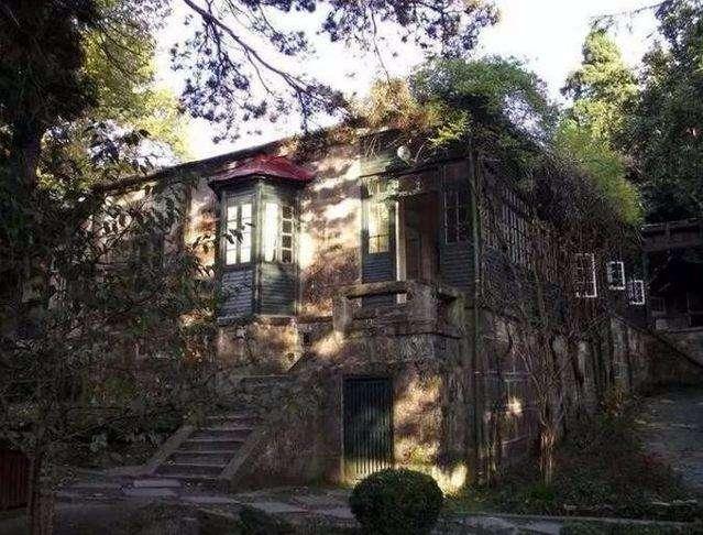 A scenic view of Jiujiang Lushan Huiyi Jiuzhi Bieshuqun