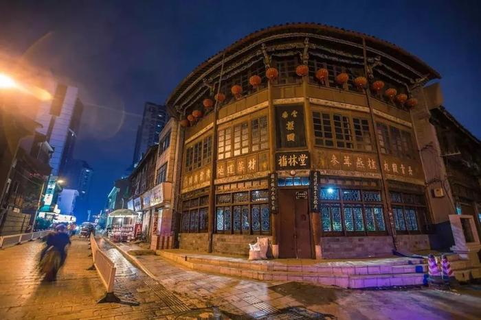 A scenic view of Kunming Fulintang