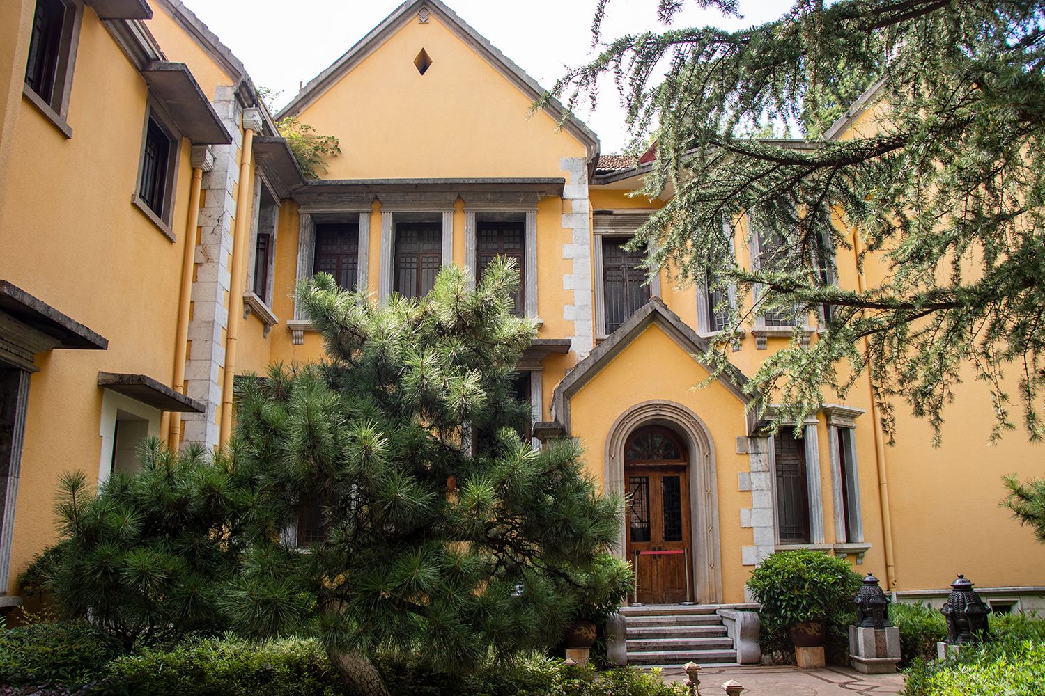 A scenic view of Kunming Lushi Gongguan