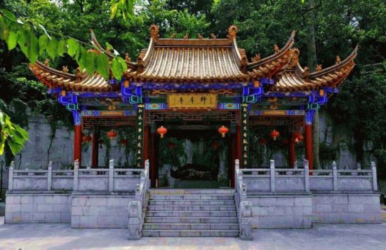A scenic view of Kunming Qiongzhusi
