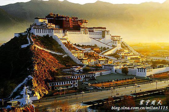 A scenic view of Lasa Lalu Pozhang