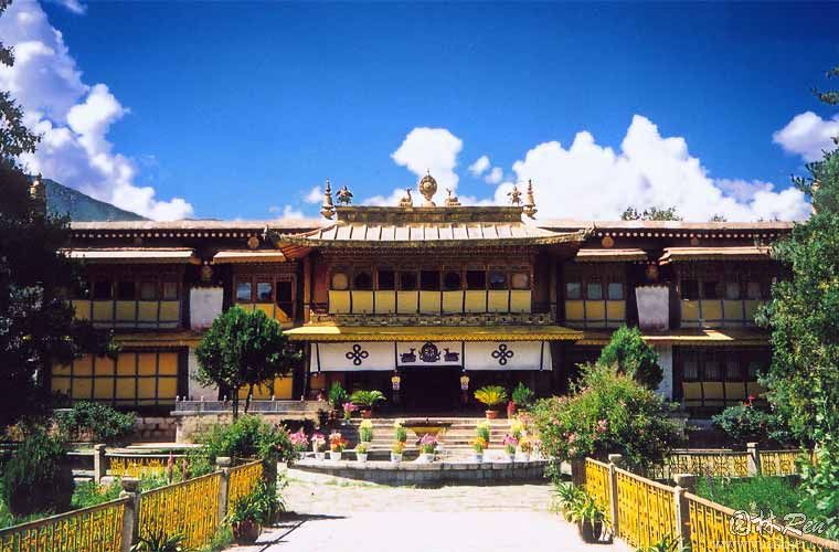 Unveiling Lasa Luobulinka: The Best Tibetan Restaurant in Lhasa You Can’t Miss
