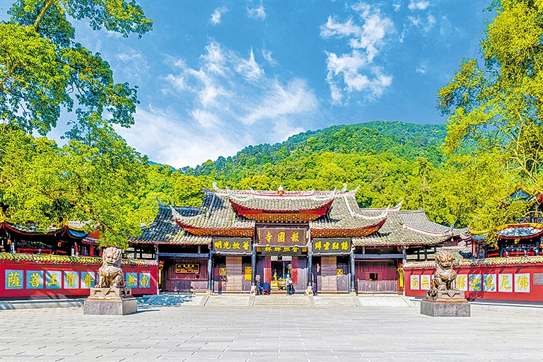 A scenic view of Leshan Emeishan Gujianzhuqun