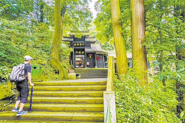 A scenic view of Leshan Emeishan Gujianzhuqun
