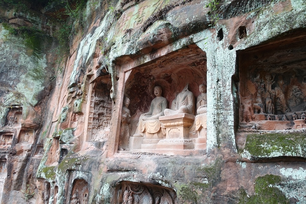 A scenic view of Leshan Jiajiang Qianfoyan Shiku