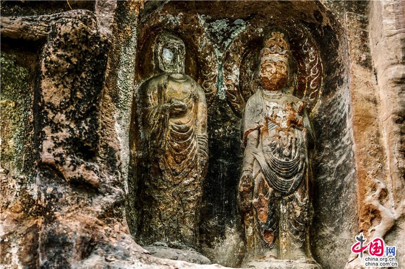 A scenic view of Leshan Jiajiang Qianfoyan Shiku