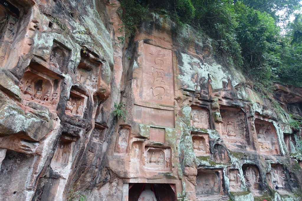 A scenic view of Leshan Jiajiang Qianfoyan Shiku
