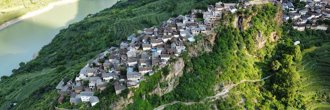 A scenic view of Lijiang Baoshan Shitoucheng