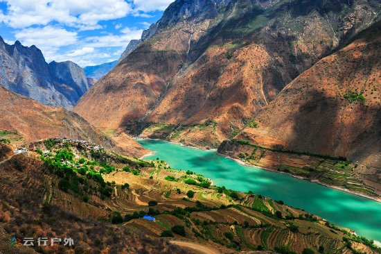A scenic view of Lijiang Baoshan Shitoucheng