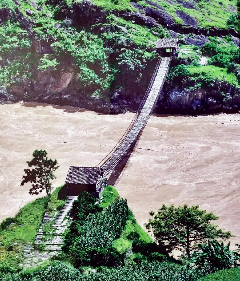 A scenic view of Lijiang Jinlongqiao