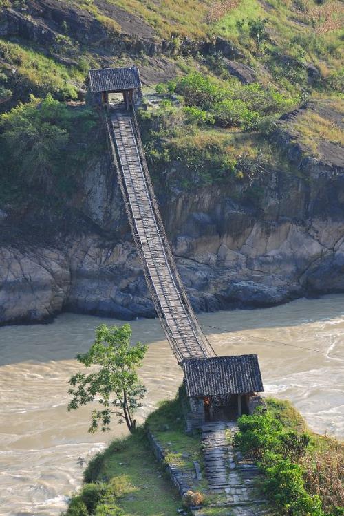 A scenic view of Lijiang Jinlongqiao