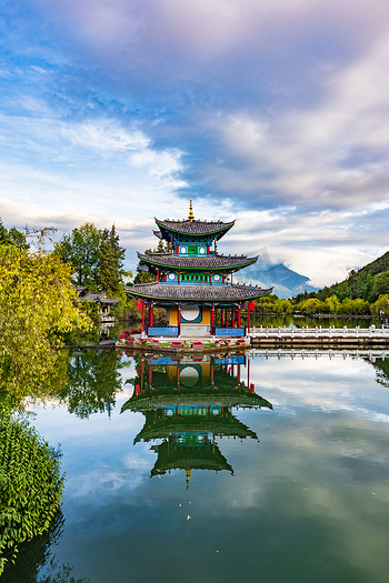 A scenic view of Lijiang Jinlongqiao