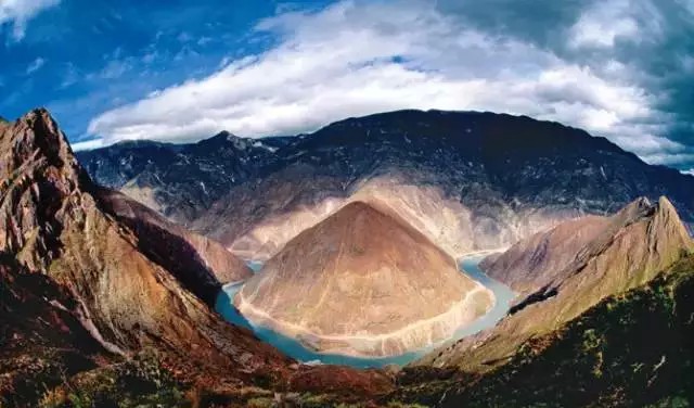 A scenic view of Lincang Liulanghe Mofangqun