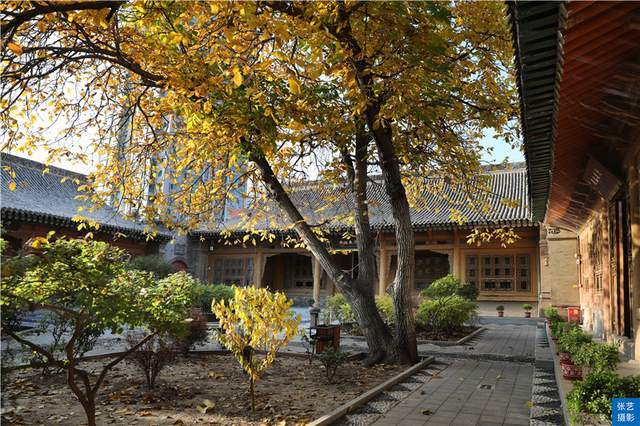 A scenic view of Linxia Donggongguan Hudielou