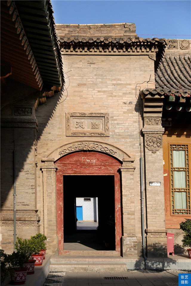 A scenic view of Linxia Donggongguan Hudielou
