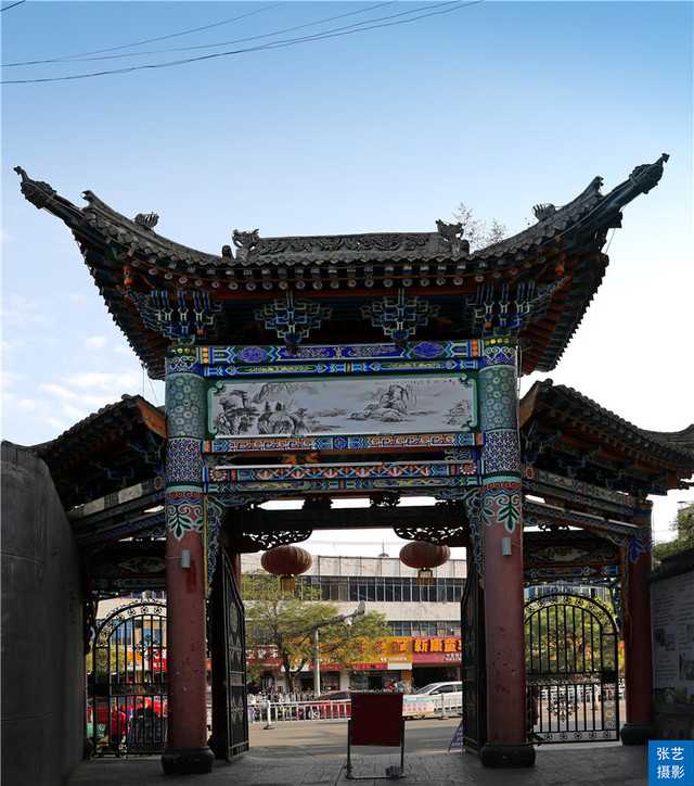 A scenic view of Linxia Donggongguan Hudielou