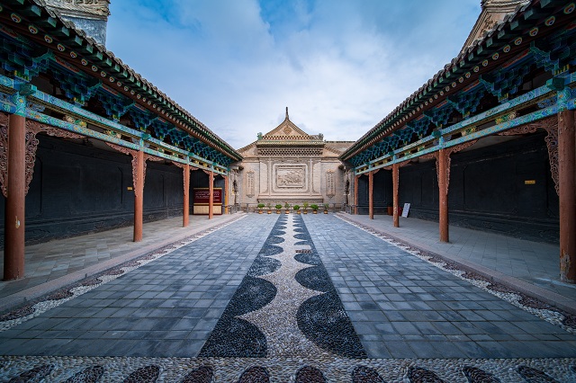 A scenic view of Linxia Donggongguan Hudielou