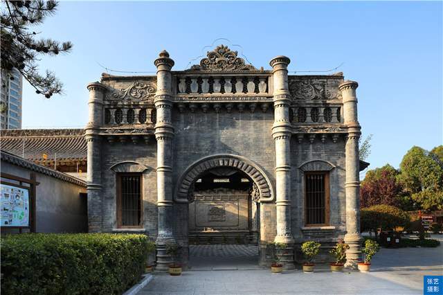 A scenic view of Linxia Donggongguan Hudielou