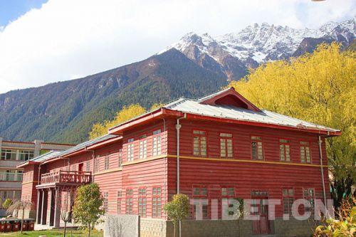 Experience Tibetan Culture Through Cuisine at Linzhi Zhamu Zhongxin Xianwei Honglou