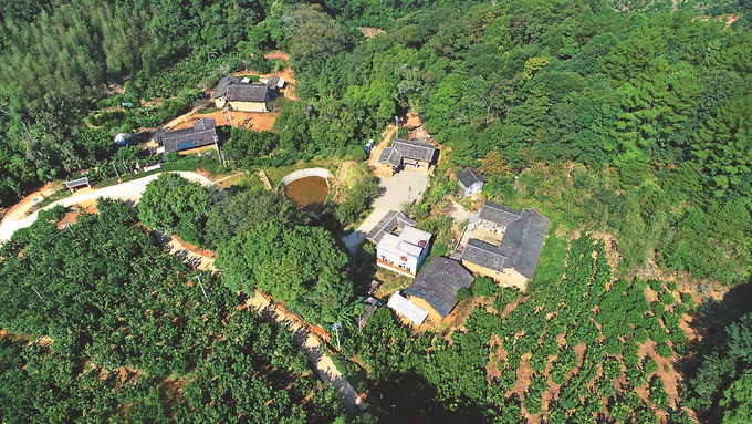 A scenic view of Longyan Zhongyang Hongse Jiaotongxian Jiuzhi