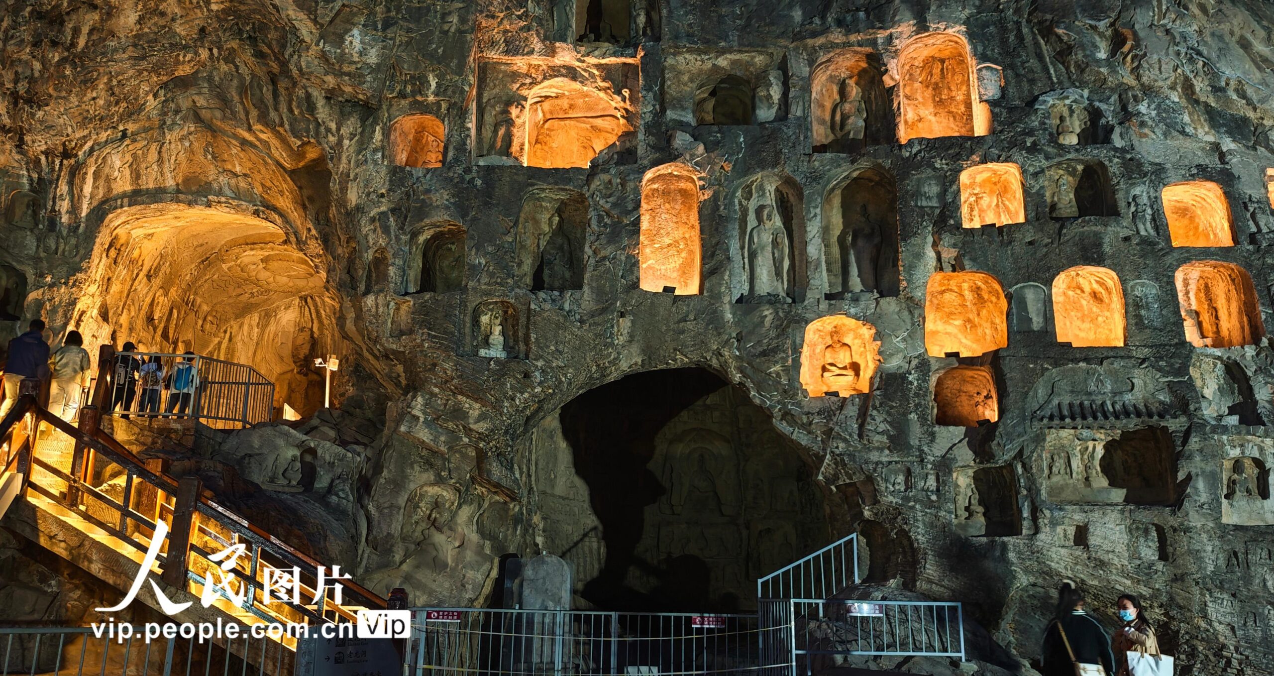 A scenic view of Luoyang Longmenshiku