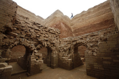 A scenic view of Luoyang Mangshanlingmuqun