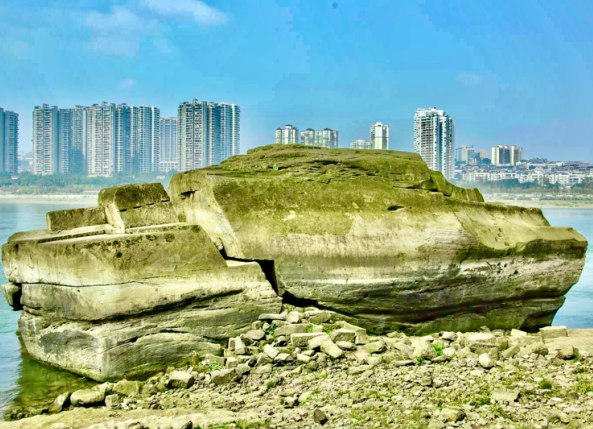 A scenic view of Luzhou Hongjun Changzheng Guo Shixiangzi Jiuzhi