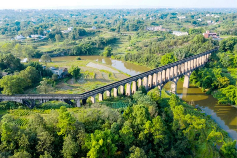 A scenic view of Luzhou Luopanzui Muqun