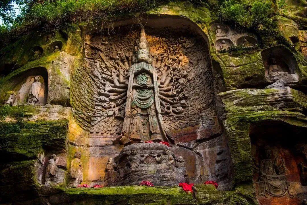 A scenic view of Luzhou Yuchanshan Moya Zaoxiang